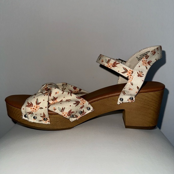 Floral Sandals Size: 8 - Picture 3 of 4